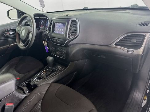 Used 2019 Jeep Cherokee Latitude w/ Popular Appearance Group FWD image 34