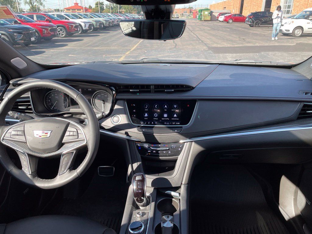 Used 2025 Cadillac XT5 Sportv w/ LPO, Bronce Accent Package AWD/4WD image 17