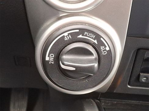 Used 2021 Nissan Titan SV w/ SV Convenience Package image 26