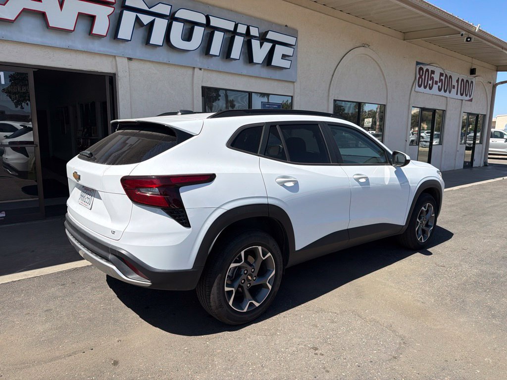 Used 2025 Chevrolet Trax LT FWD image 2