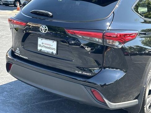 Used 2022 Toyota Highlander XLE AWD/4WD image 11