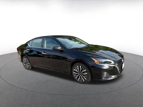 Used 2025 Nissan Altima 2.5 SV FWD image 2