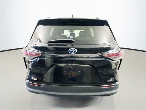 Used 2024 Toyota Sienna XLE FWD image 4