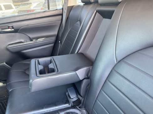 Used 2023 Toyota Highlander XLE FWD image 17