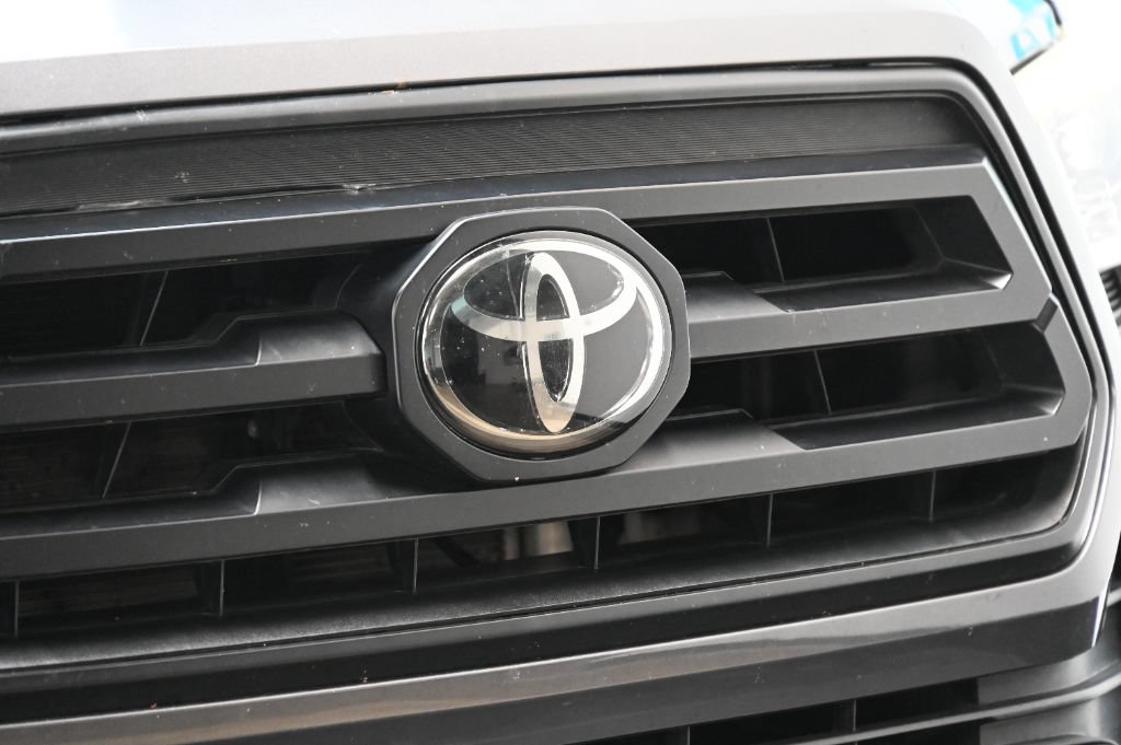 Used 2017 Toyota Tacoma TRD Off-Road w/ Tow Package AWD/4WD image 9