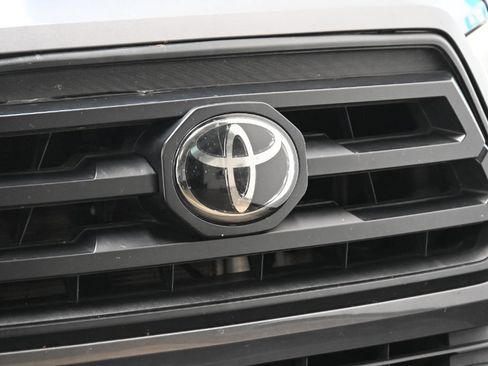 Used 2017 Toyota Tacoma TRD Off-Road w/ Tow Package AWD/4WD image 9