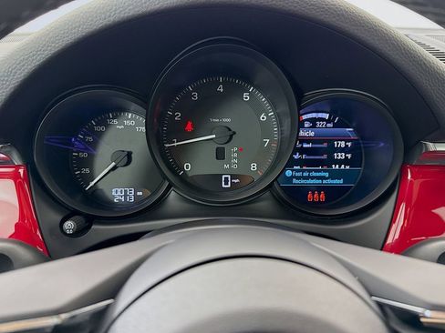 Certified 2025 Porsche Macan image 16