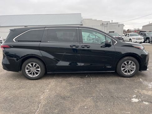 Used 2021 Toyota Sienna LE image 6