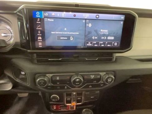 Used 2024 Jeep Wrangler Unlimited AWD/4WD image 32