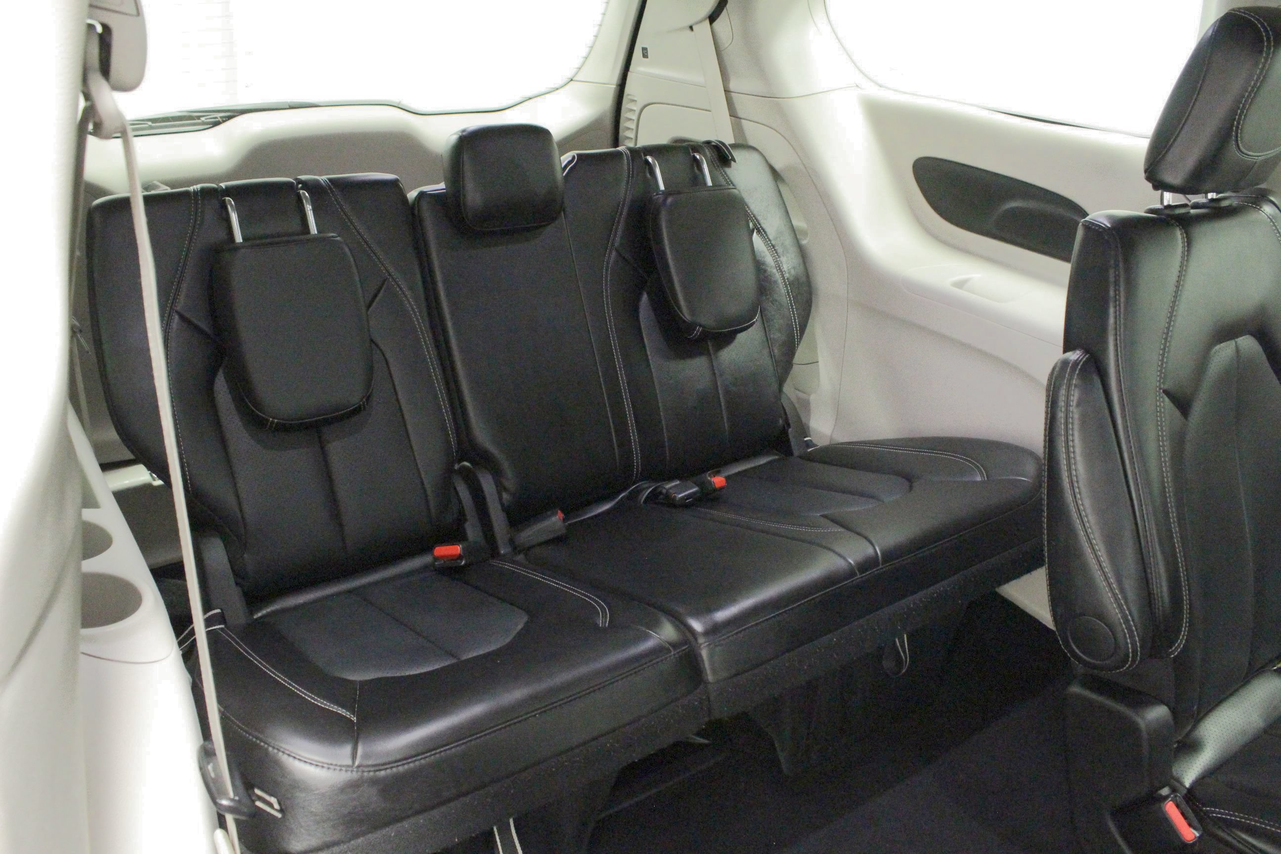 Used 2024 Chrysler Pacifica Touring-L FWD image 16