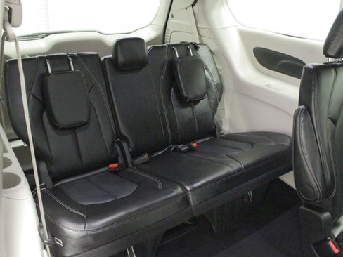 Used 2024 Chrysler Pacifica Touring-L FWD image 16