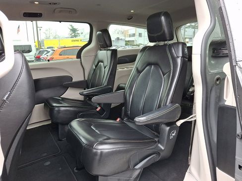 Used 2023 Chrysler Pacifica Touring-L image 10