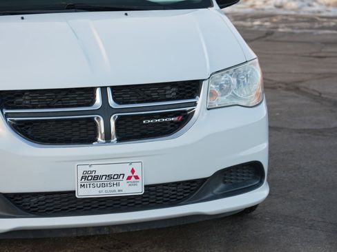 Used 2018 Dodge Grand Caravan SE w/ UConnect Hands-Free Group image 9