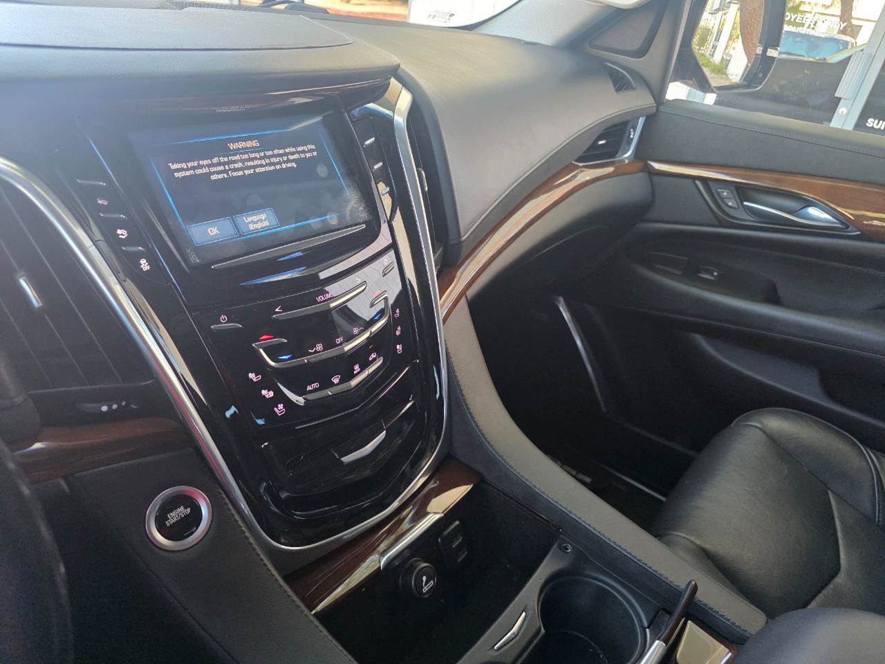 Used 2019 Cadillac Escalade ESV Luxury AWD/4WD image 17