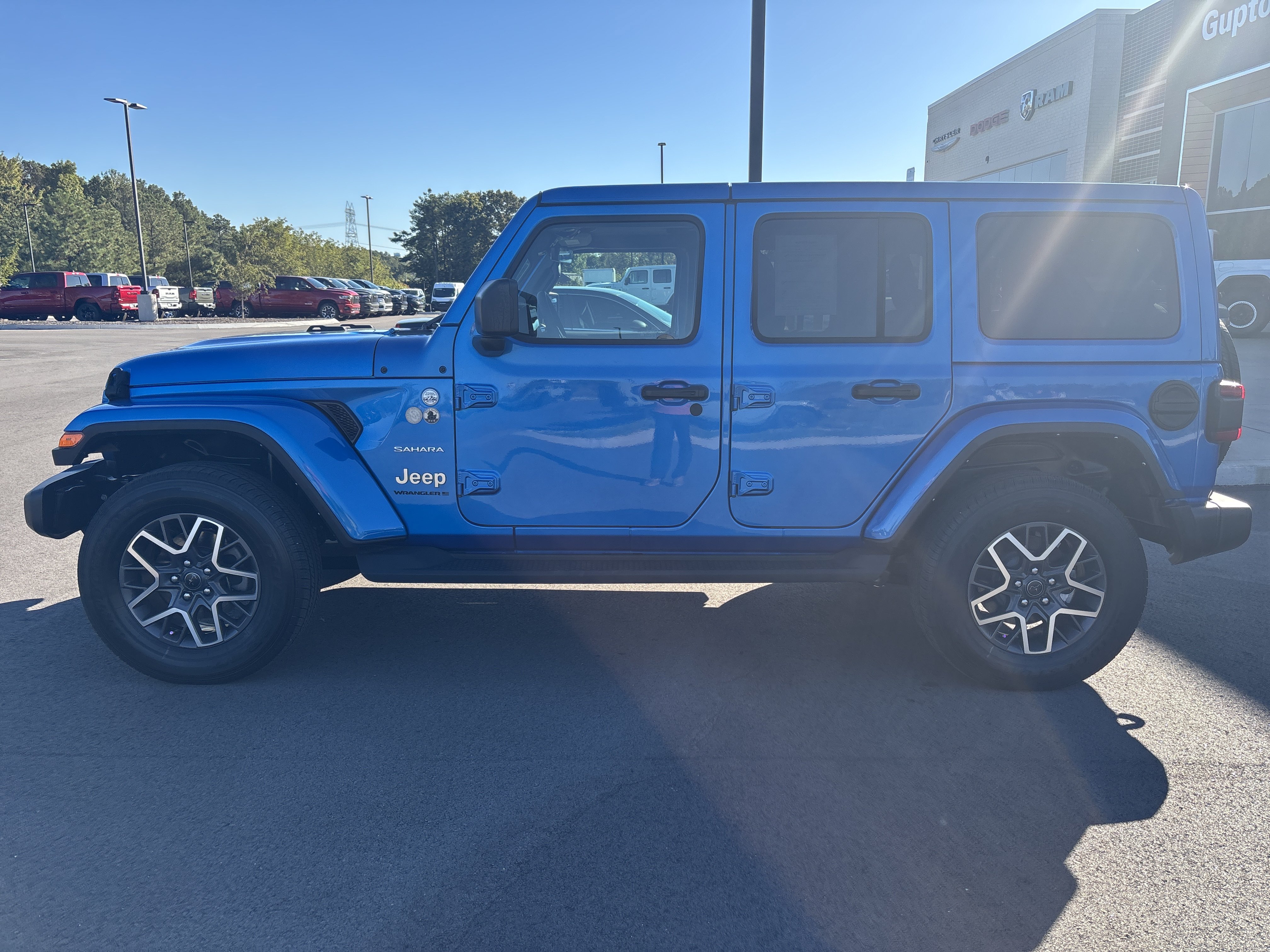 Used 2024 Jeep Wrangler Unlimited Sahara w/ Technology Group AWD/4WD image 5