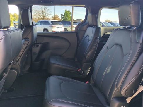 New 2026 Chrysler Pacifica Select image 14
