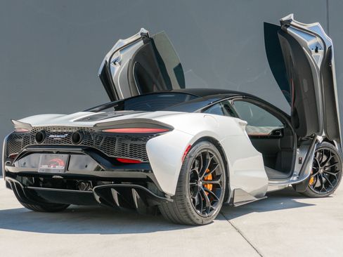 Used 2023 McLaren Artura RWD image 10