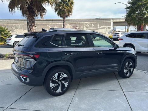 Used 2025 Volkswagen Taos SE w/ Panoramic Sunroof Package image 6