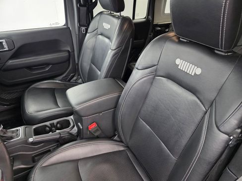 Used 2019 Jeep Wrangler Unlimited Sahara AWD/4WD image 11