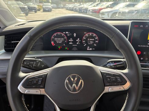 Used 2026 Volkswagen Tiguan SE AWD/4WD image 25
