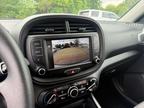 Used 2025 Kia Soul LX w/ LX Technology Package FWD image 18