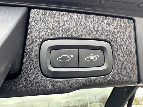 Used 2022 Volvo XC60 B5 Momentum image 36