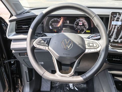 Used 2025 Volkswagen Tiguan SE image 18