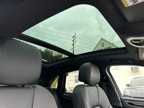 Certified 2024 Porsche Macan AWD/4WD image 18