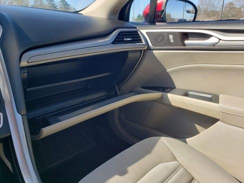 Used 2018 Ford Fusion SE w/ Fusion SE Technology Package FWD image 22