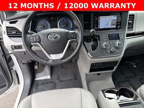 Used 2018 Toyota Sienna XLE w/ XLE Navigation Package FWD image 18