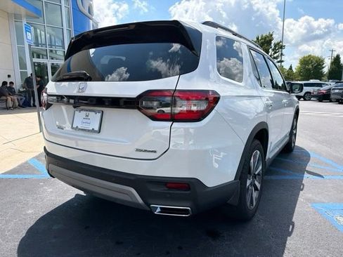 Used 2024 Honda Pilot Touring image 6