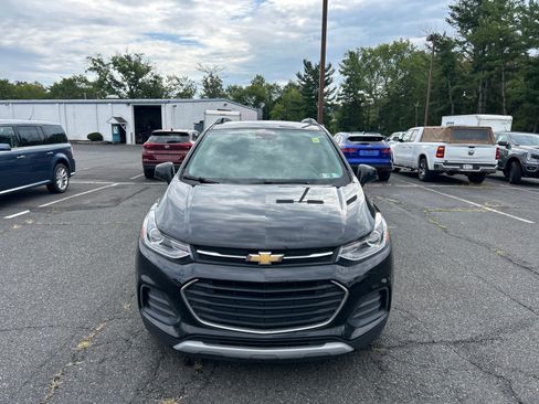 Used 2019 Chevrolet Trax LT w/ LT Convenience Package FWD image 2