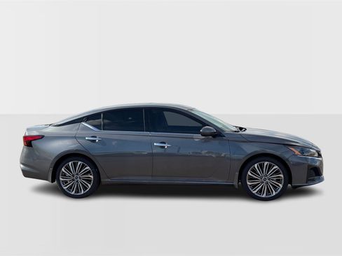 New 2025 Nissan Altima 2.5 SL image 8