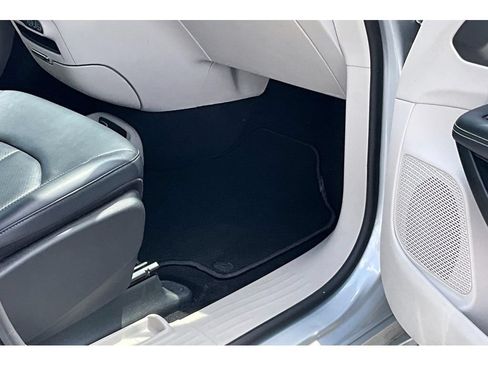 Used 2024 Chrysler Pacifica Touring-L FWD image 38