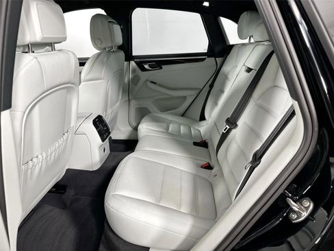 Certified 2024 Porsche Macan AWD/4WD image 19