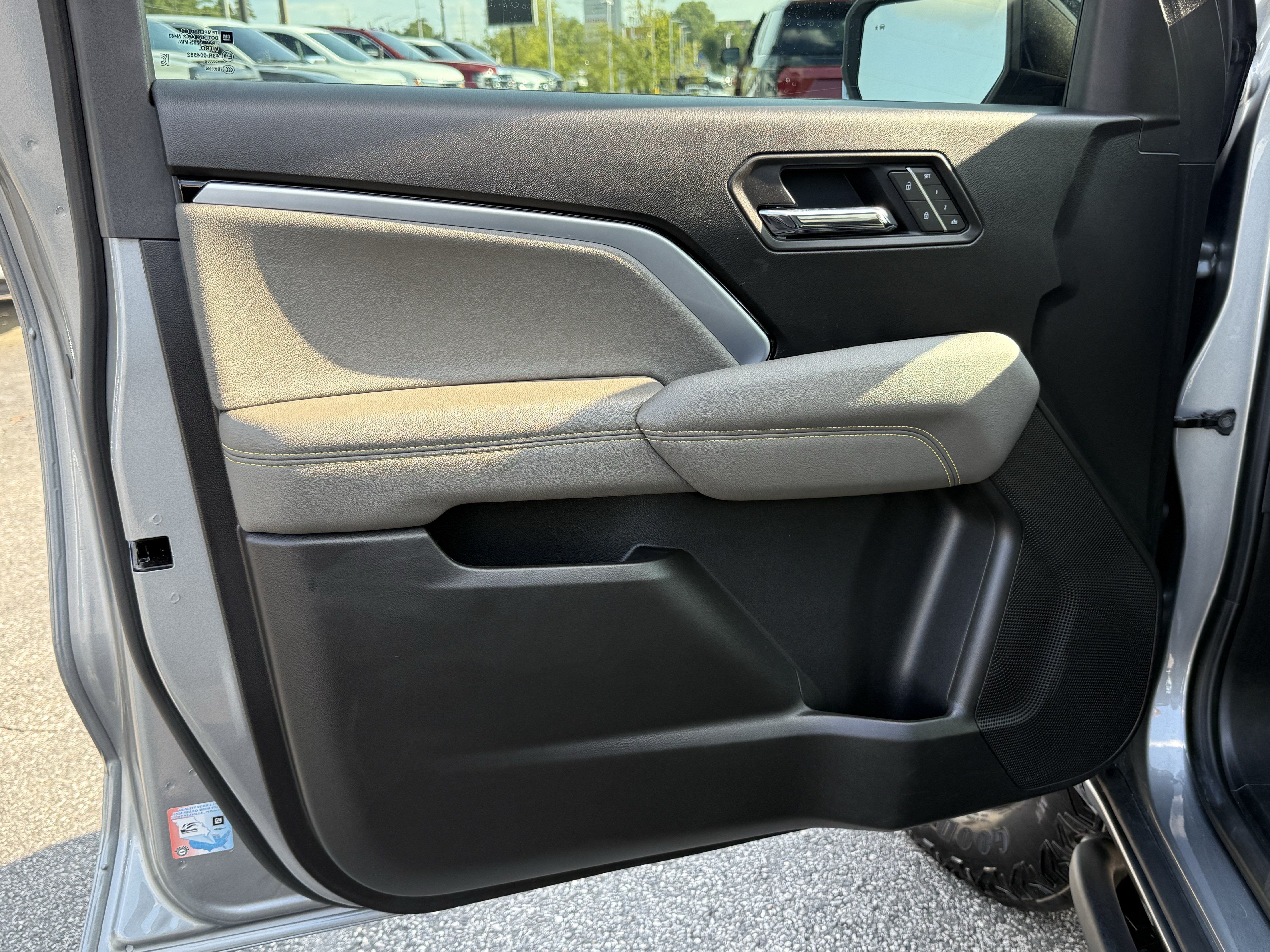 Used 2025 Chevrolet Colorado ZR2 w/ Technology Package AWD/4WD image 14