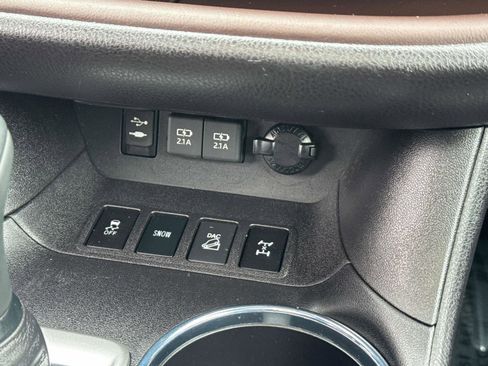 Used 2019 Toyota Highlander XLE w/ Carpet Mat Package (TMS) AWD/4WD image 13