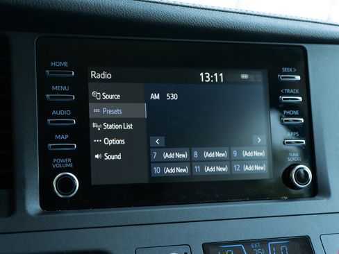 Used 2020 Toyota Sienna L image 31