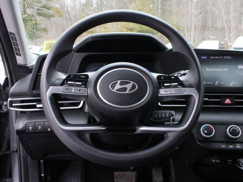 Used 2024 Hyundai Elantra SE image 10