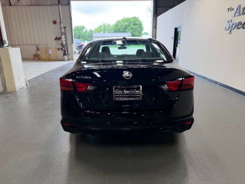 Used 2025 Nissan Altima 2.5 SV FWD image 3