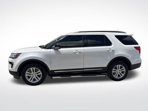 Used 2018 Ford Explorer XLT w/ Equipment Group 201A AWD/4WD image 2