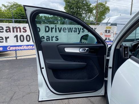 Used 2022 Volvo XC40 T5 Momentum AWD/4WD image 12
