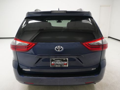 Used 2020 Toyota Sienna XLE w/ XLE Navigation Package FWD image 5