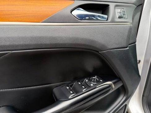 Used 2017 Lincoln MKC Select w/ Select Plus Package AWD/4WD image 25