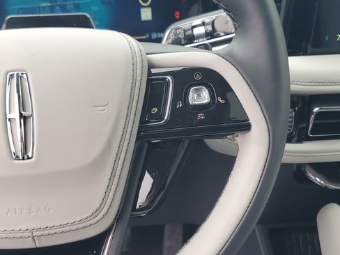 New 2026 Lincoln Aviator AWD image 17