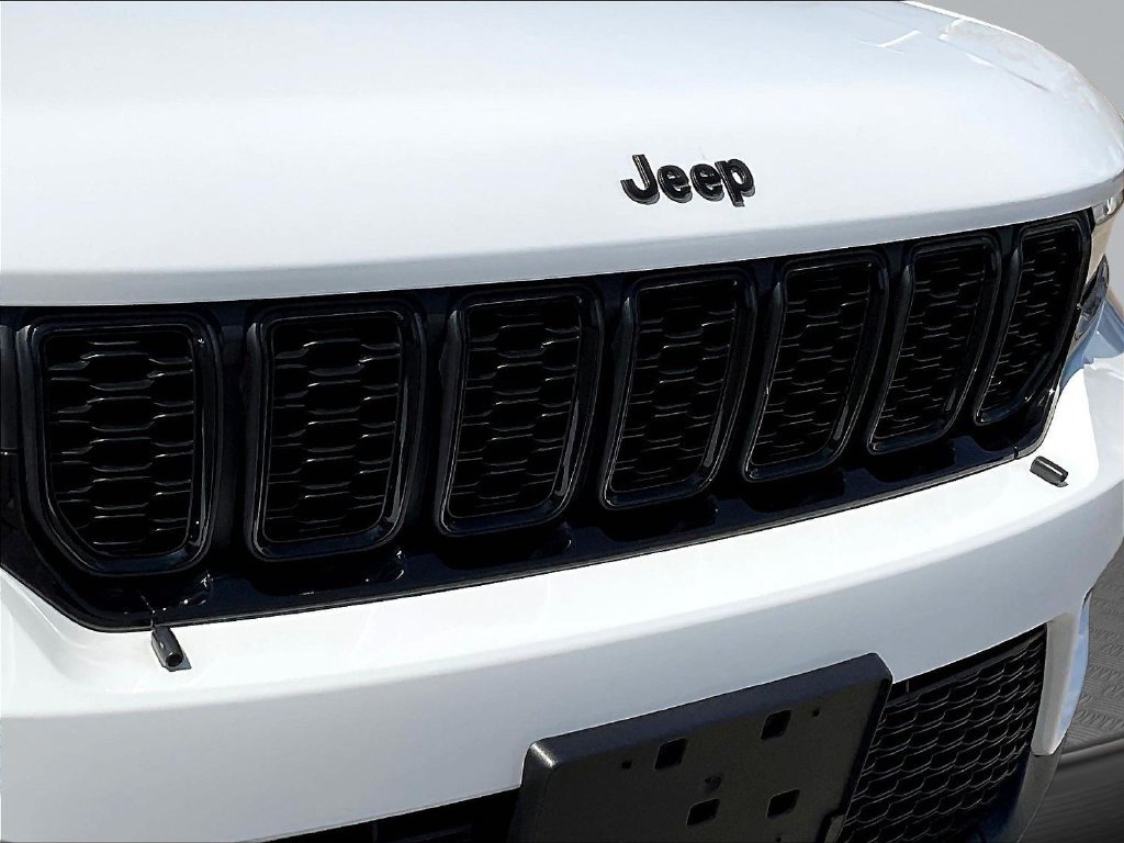 Used 2022 Jeep Grand Cherokee Altitude AWD/4WD image 33