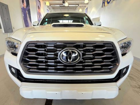Used 2020 Toyota Tacoma TRD Sport AWD/4WD image 3