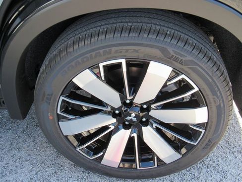 New 2025 Mitsubishi Outlander SE image 7