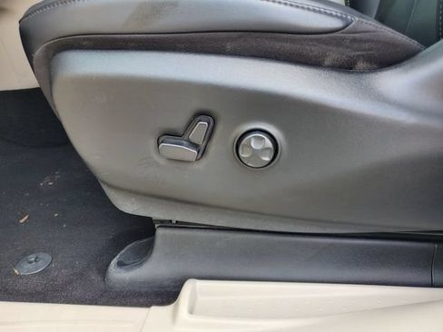 Used 2023 Chrysler Pacifica Touring-L FWD image 6