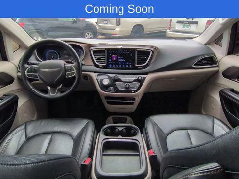 Used 2017 Chrysler Pacifica Touring-L FWD image 15